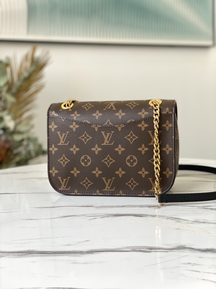 Louis Vuitton PASSY mirror boutique, chain bag
