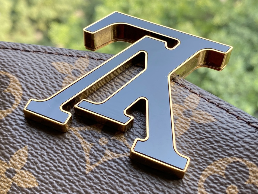 Louis Vuitton PASSY mirror boutique, chain bag
