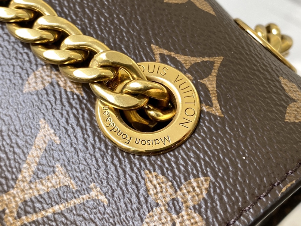 Louis Vuitton PASSY mirror boutique, chain bag
