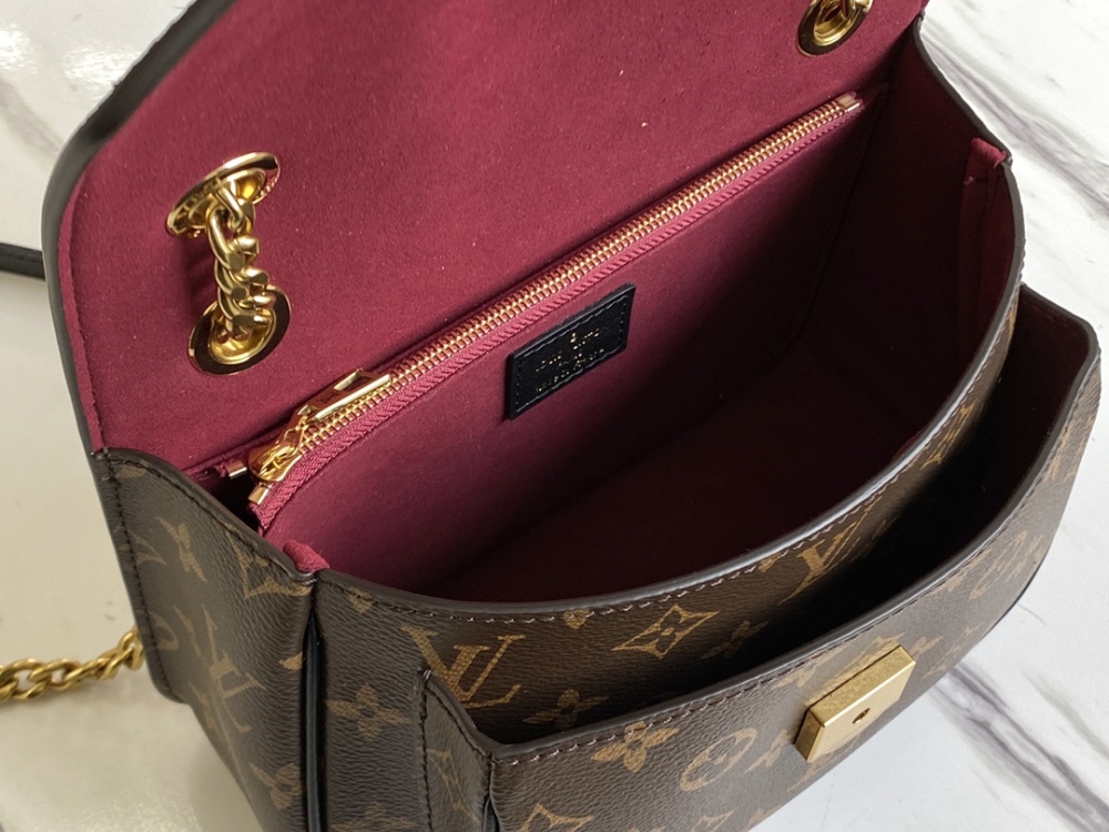 Louis Vuitton PASSY mirror boutique, chain bag