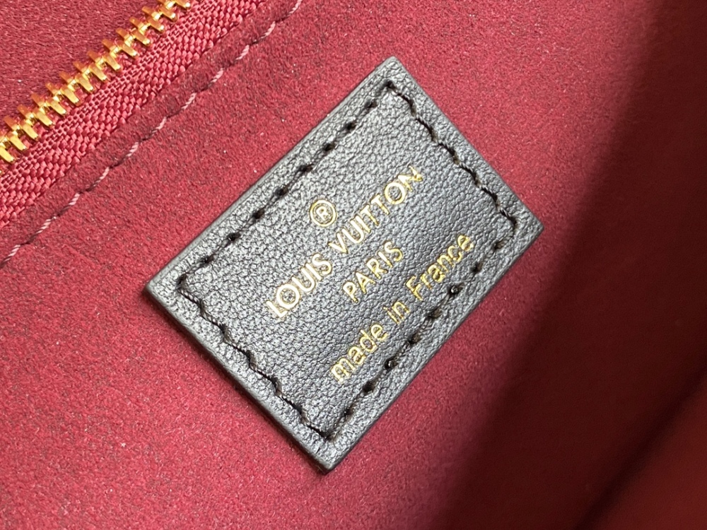 Louis Vuitton PASSY mirror boutique, chain bag