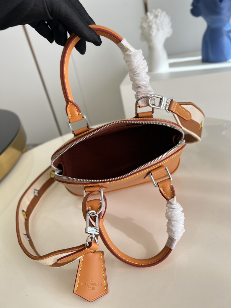 Louis Vuitton ALMA BB  mirror boutique，LV water ripple shell bag