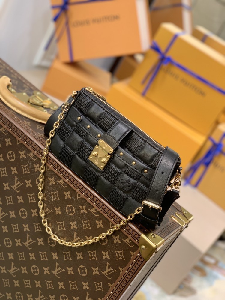 Louis Vuitton Pochette Troca  Mirror boutique