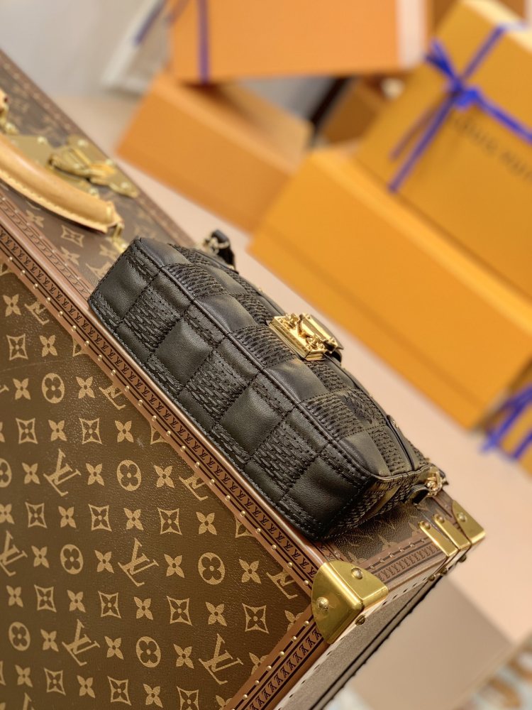 Louis Vuitton Pochette Troca  Mirror boutique
