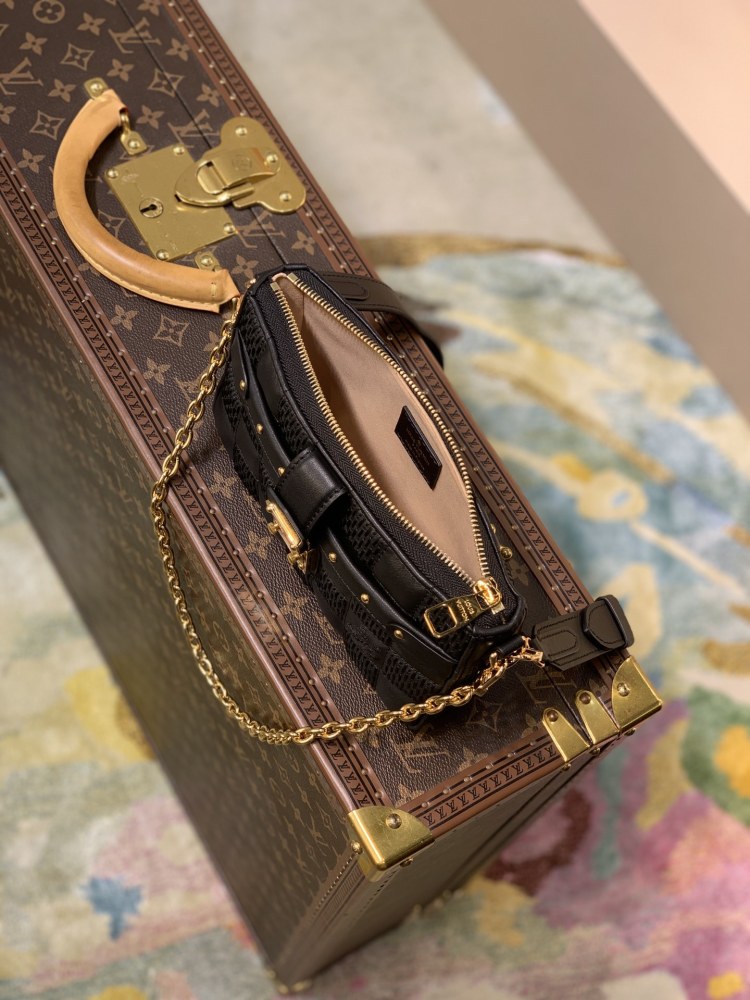 Louis Vuitton Pochette Troca  Mirror boutique