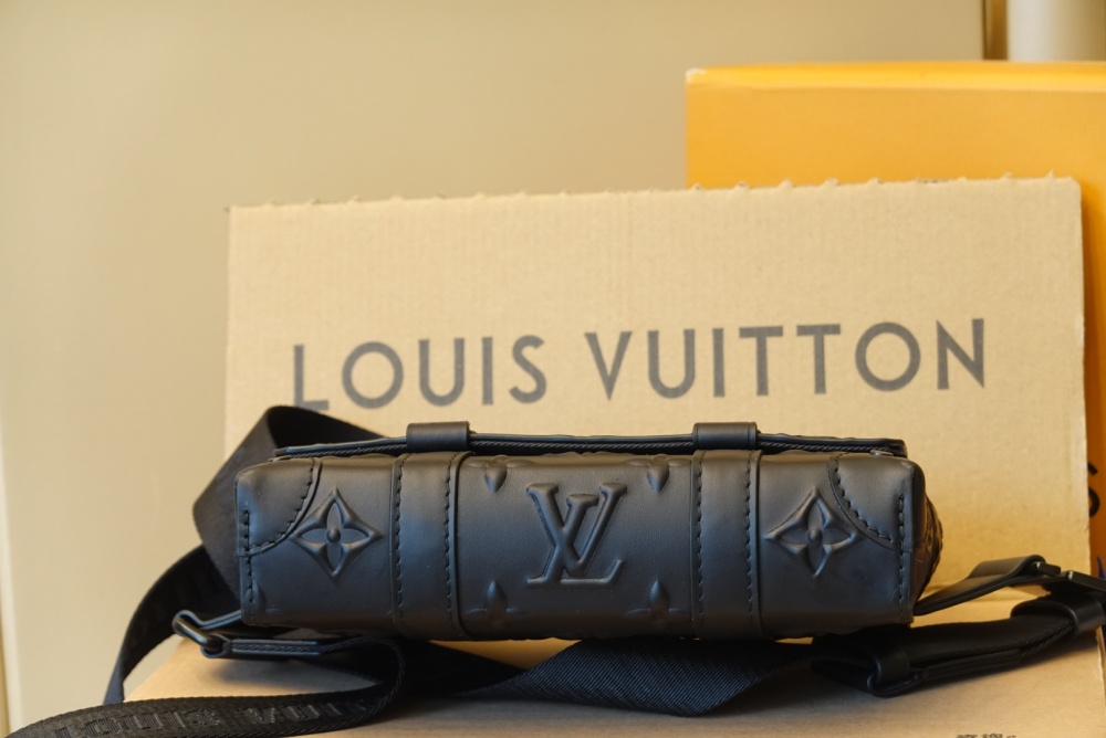 Louis Vuitton trunk mirror boutique，LV embossed pattern trunk shoulder bag
