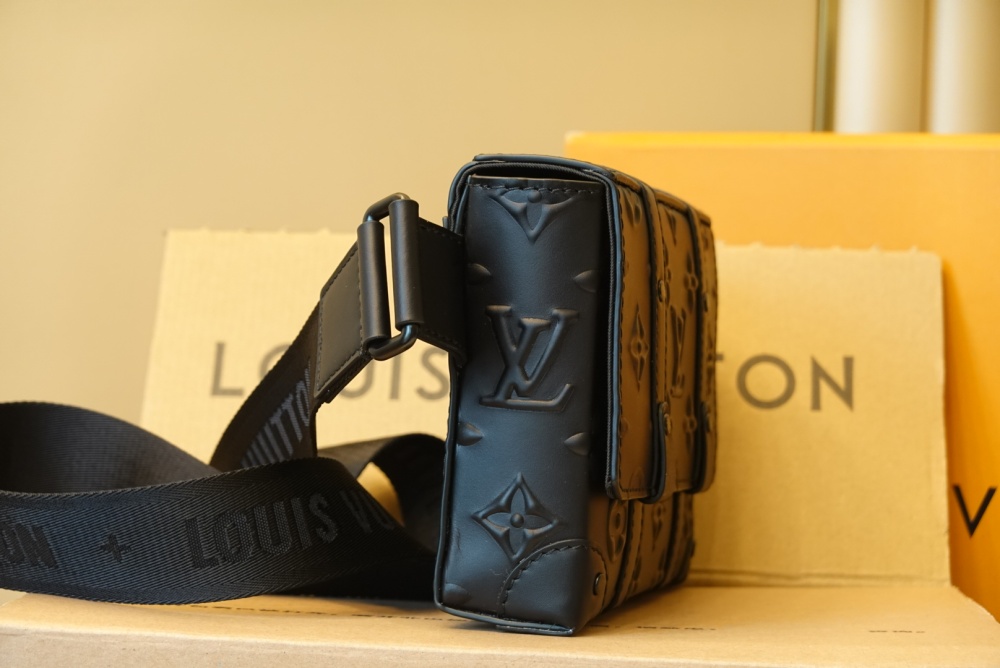 Louis Vuitton trunk mirror boutique，LV embossed pattern trunk shoulder bag