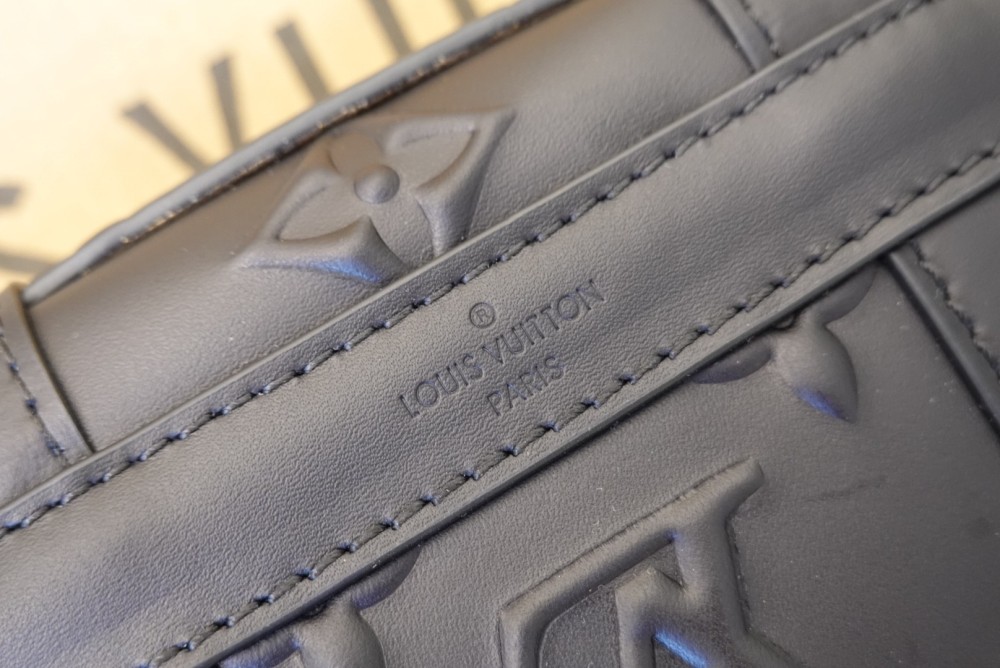 Louis Vuitton trunk mirror boutique，LV embossed pattern trunk shoulder bag