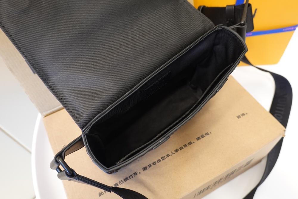 Louis Vuitton trunk mirror boutique，LV embossed pattern trunk shoulder bag