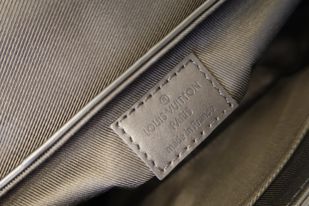 Louis Vuitton trunk mirror boutique，LV embossed pattern trunk shoulder bag