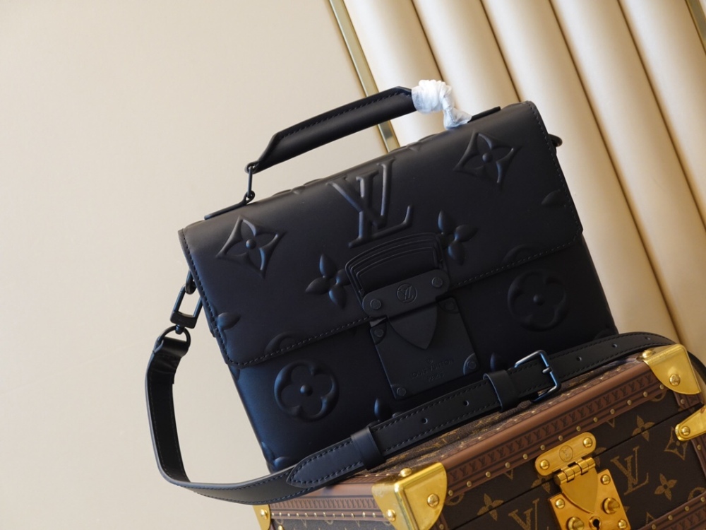 Louis Vuitton AMBASSADEUR mirror boutique,LV embossed pattern envelope bag