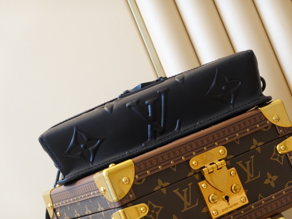 Louis Vuitton AMBASSADEUR mirror boutique,LV embossed pattern envelope bag