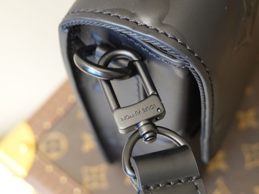 Louis Vuitton AMBASSADEUR mirror boutique,LV embossed pattern envelope bag