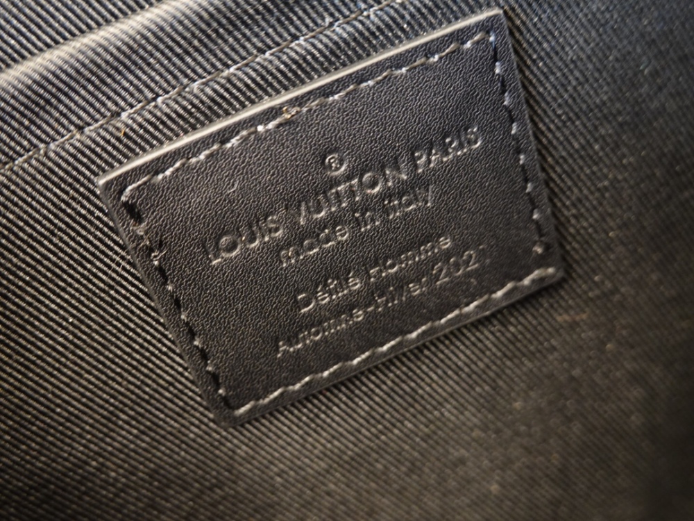 Louis Vuitton AMBASSADEUR mirror boutique,LV embossed pattern envelope bag