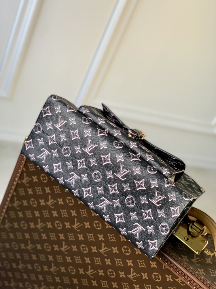 Louis Vuitton OnTheGo Mirror boutique