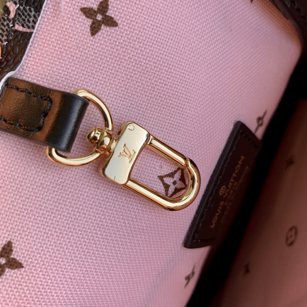 Louis Vuitton OnTheGo Mirror boutique