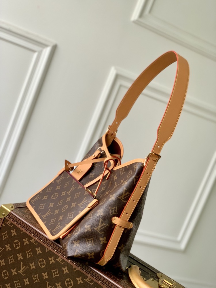 Louis Vuitton CarryAll   Mirror boutique