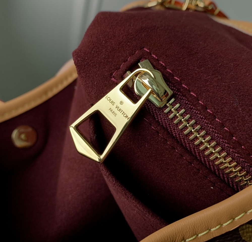 Louis Vuitton CarryAll   Mirror boutique