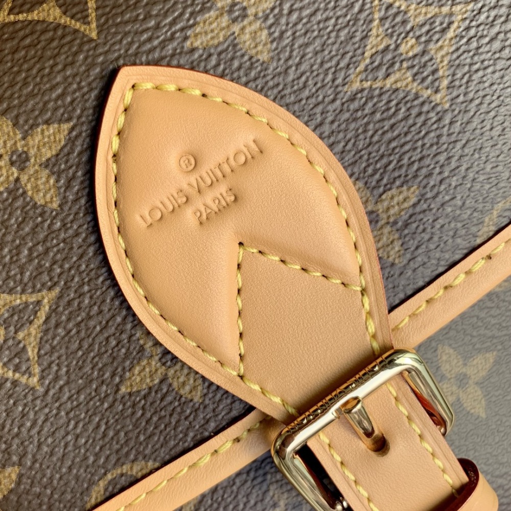 Louis Vuitton Diane   Mirror boutique