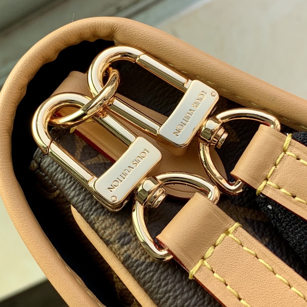Louis Vuitton Diane   Mirror boutique