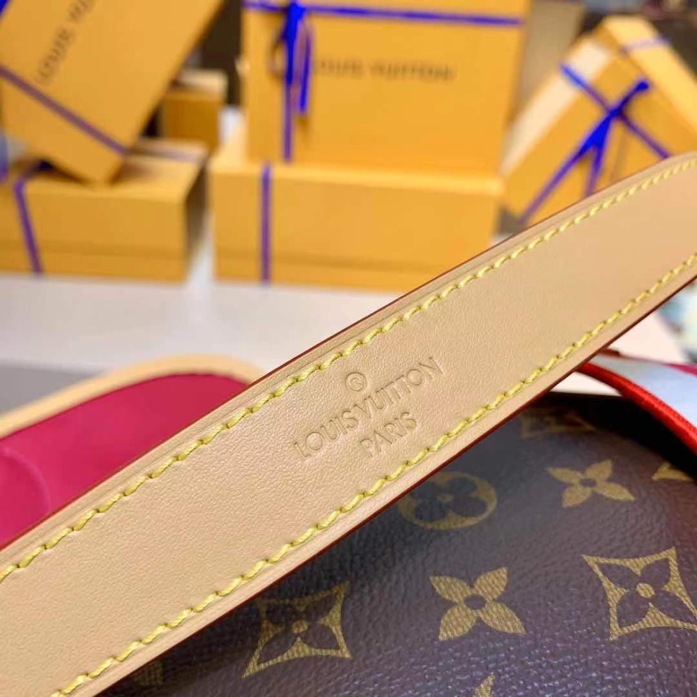 Louis Vuitton Diane   Mirror boutique
