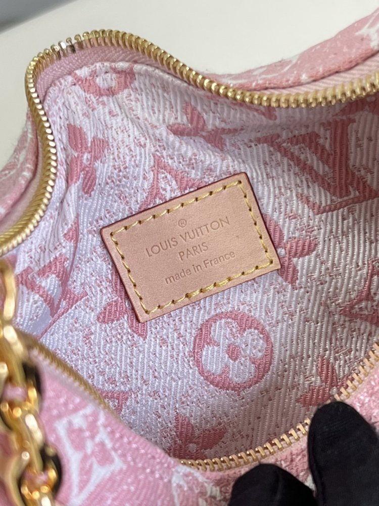 Louis Vuitton Loop mirror boutique