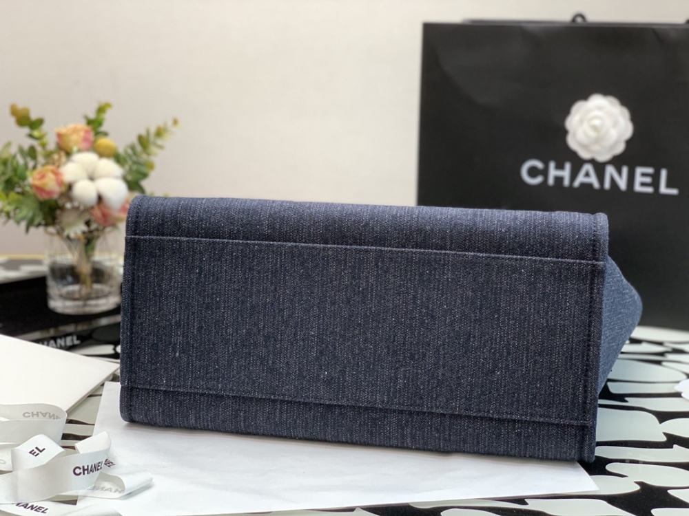 Chanel beach bag 22c mirror boutique