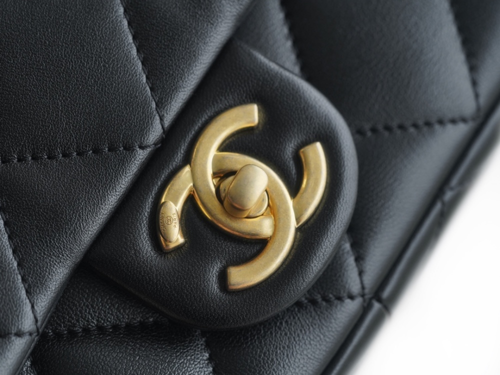 Chanel cf   22ss mirror boutique