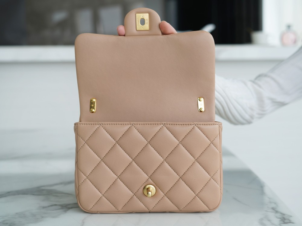 Chanel cf   22ss mirror boutique