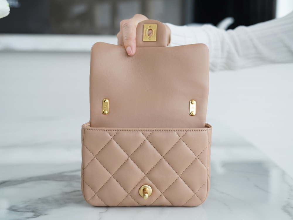 Chanel cf   22ss mirror boutique