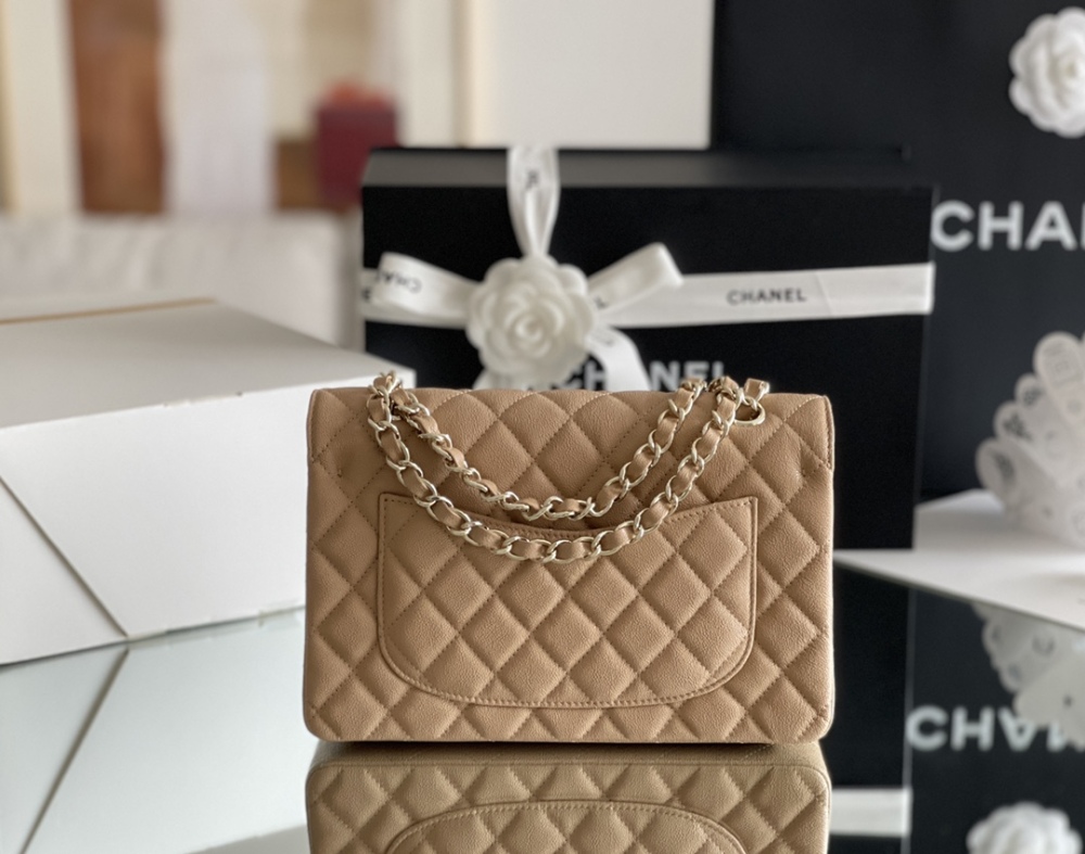 Chanel 𝘾𝙡𝙖𝙨𝙨𝙞𝙘 𝙁𝙡𝙖𝙥 bag MM 23cm Mirror Boutique