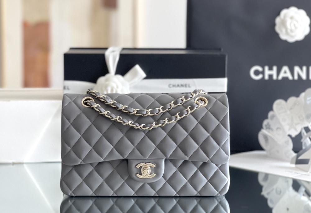 Chanel 𝘾𝙡𝙖𝙨𝙨𝙞𝙘 𝙁𝙡𝙖𝙥 bag MM 25cm Mirror Boutique