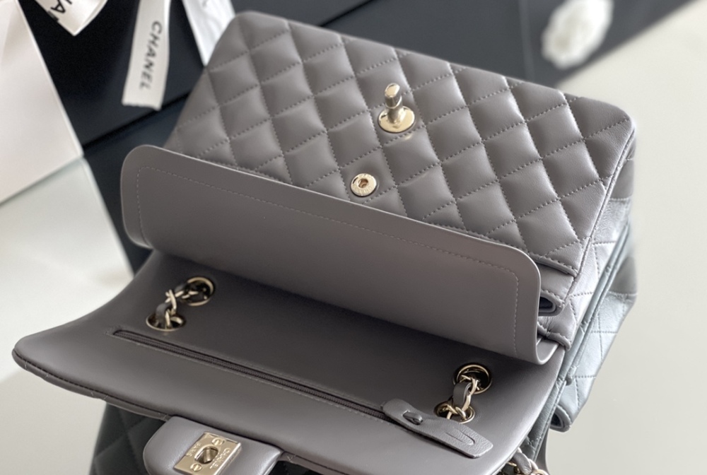 Chanel 𝘾𝙡𝙖𝙨𝙨𝙞𝙘 𝙁𝙡𝙖𝙥 bag 23cm Mirror Boutique