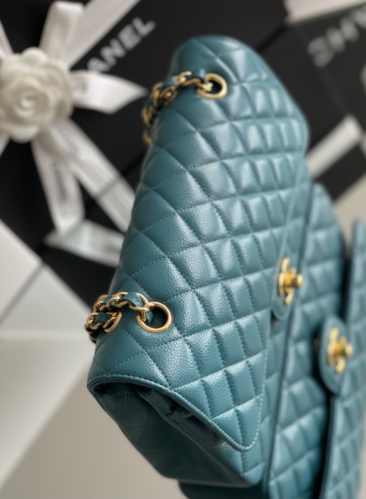 Chanel 𝘾𝙡𝙖𝙨𝙨𝙞𝙘 𝙁𝙡𝙖𝙥 bag MM 25cm Mirror Boutique