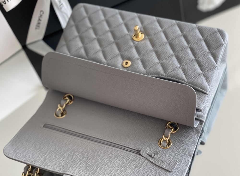 Chanel 𝘾𝙡𝙖𝙨𝙨𝙞𝙘 𝙁𝙡𝙖𝙥 bag MM 25cm Mirror Boutique