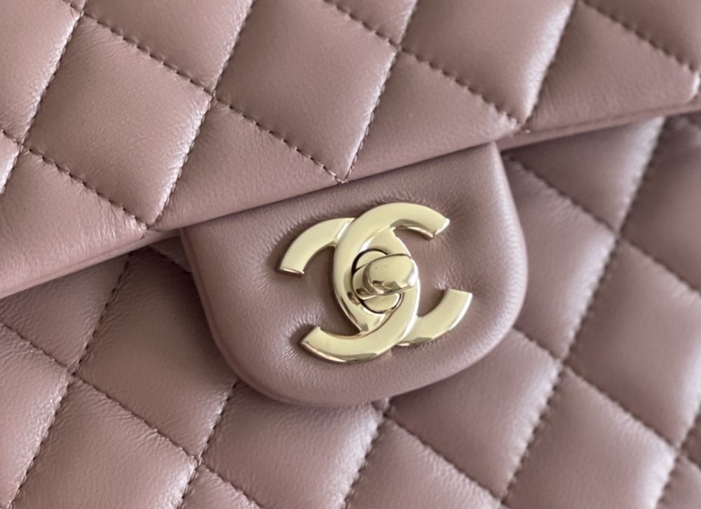 Chanel 𝘾𝙡𝙖𝙨𝙨𝙞𝙘 𝙁𝙡𝙖𝙥 bag 23cm Mirror Boutique
