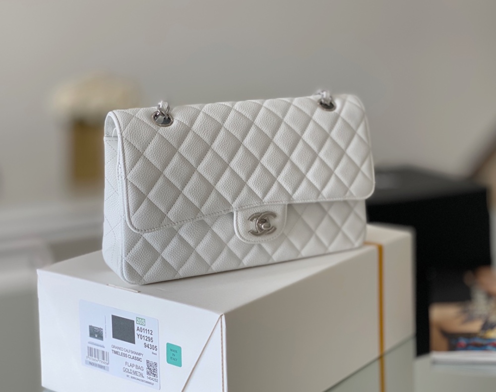 Chanel 𝘾𝙡𝙖𝙨𝙨𝙞𝙘 𝙁𝙡𝙖𝙥 bag MM 25cm Mirror Boutique