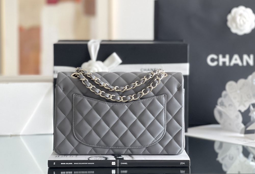 Chanel 𝘾𝙡𝙖𝙨𝙨𝙞𝙘 𝙁𝙡𝙖𝙥 bag 23cm Mirror Boutique