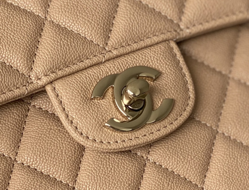 Chanel 𝘾𝙡𝙖𝙨𝙨𝙞𝙘 𝙁𝙡𝙖𝙥 bag MM 23cm Mirror Boutique