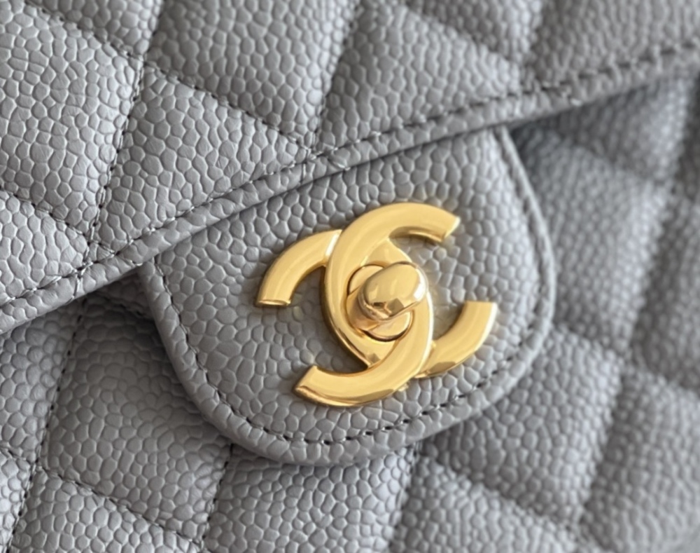 Chanel 𝘾𝙡𝙖𝙨𝙨𝙞𝙘 𝙁𝙡𝙖𝙥 bag MM 25cm Mirror Boutique