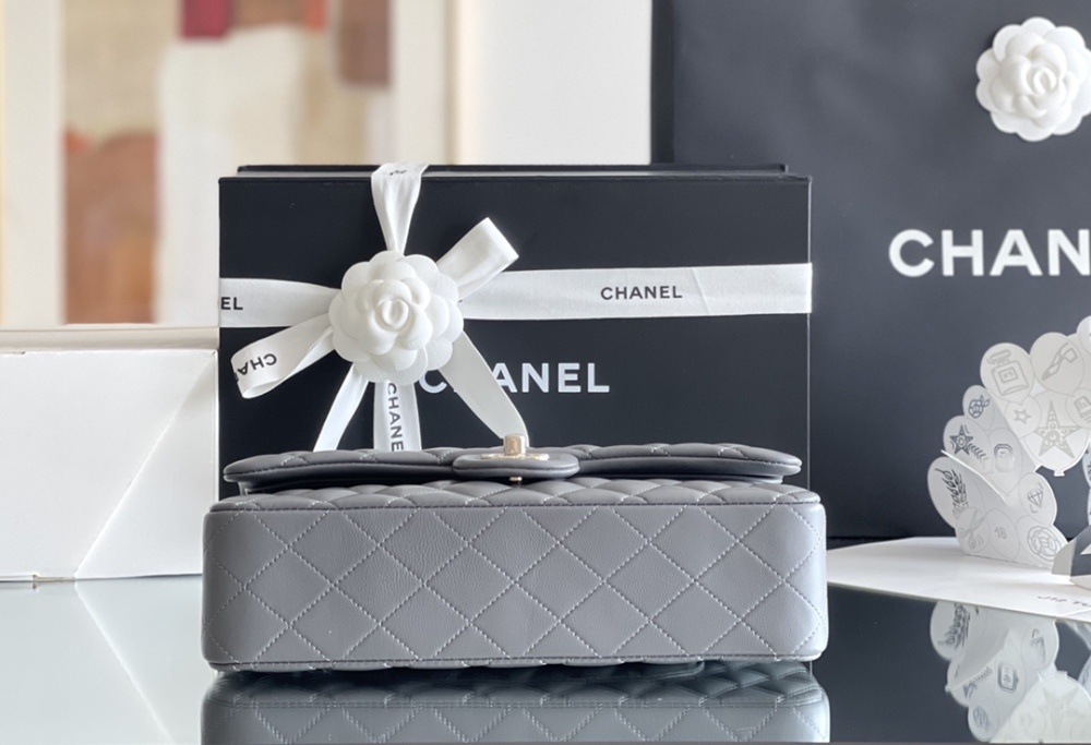 Chanel 𝘾𝙡𝙖𝙨𝙨𝙞𝙘 𝙁𝙡𝙖𝙥 bag MM 25cm Mirror Boutique