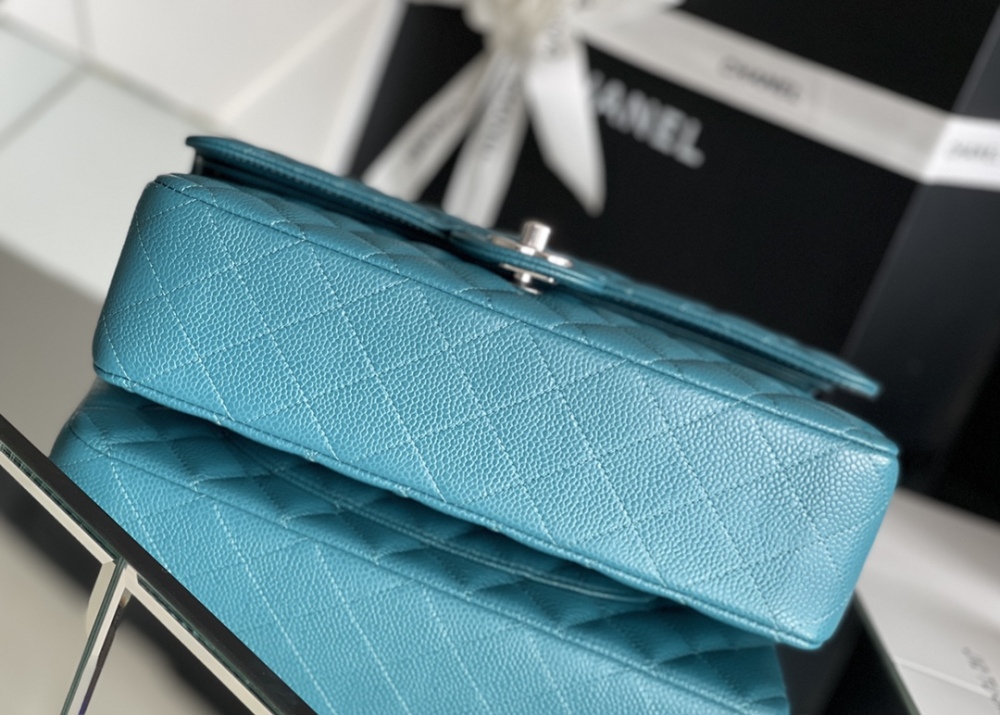 Chanel 𝘾𝙡𝙖𝙨𝙨𝙞𝙘 𝙁𝙡𝙖𝙥 bag MM 25cm Mirror Boutique