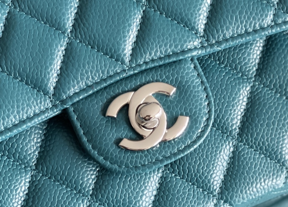 Chanel 𝘾𝙡𝙖𝙨𝙨𝙞𝙘 𝙁𝙡𝙖𝙥 bag MM 25cm Mirror Boutique