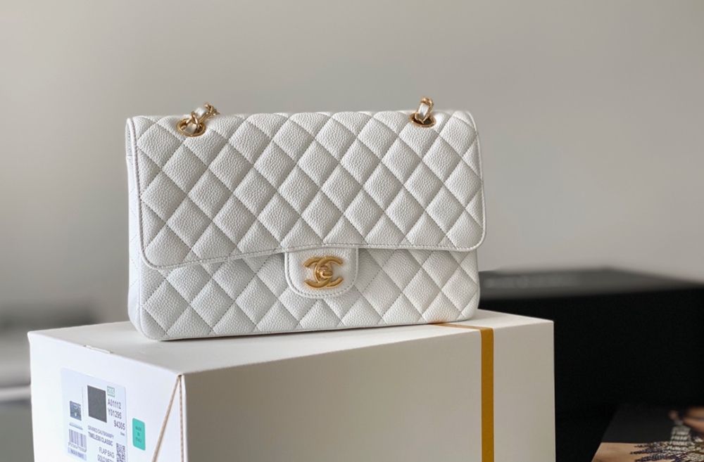 Chanel 𝘾𝙡𝙖𝙨𝙨𝙞𝙘 𝙁𝙡𝙖𝙥 bag MM 25cm Mirror Boutique