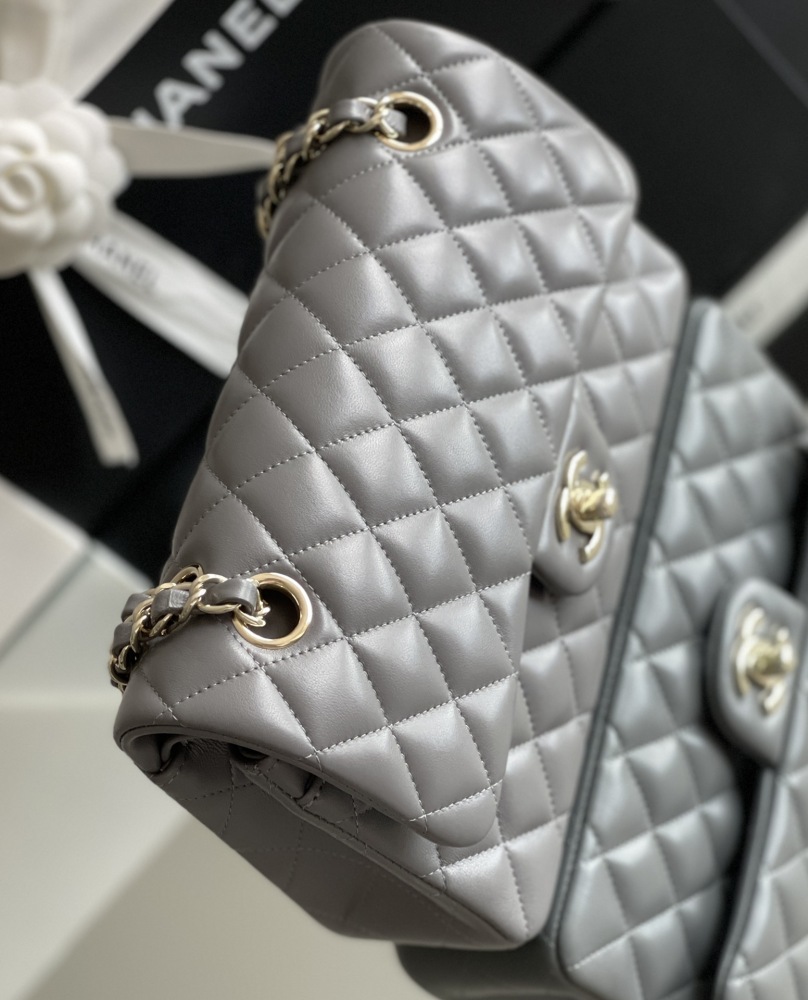 Chanel 𝘾𝙡𝙖𝙨𝙨𝙞𝙘 𝙁𝙡𝙖𝙥 bag 23cm Mirror Boutique