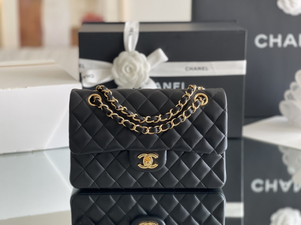 Chanel 𝘾𝙡𝙖𝙨𝙨𝙞𝙘 𝙁𝙡𝙖𝙥 bag 23cm Mirror Boutique