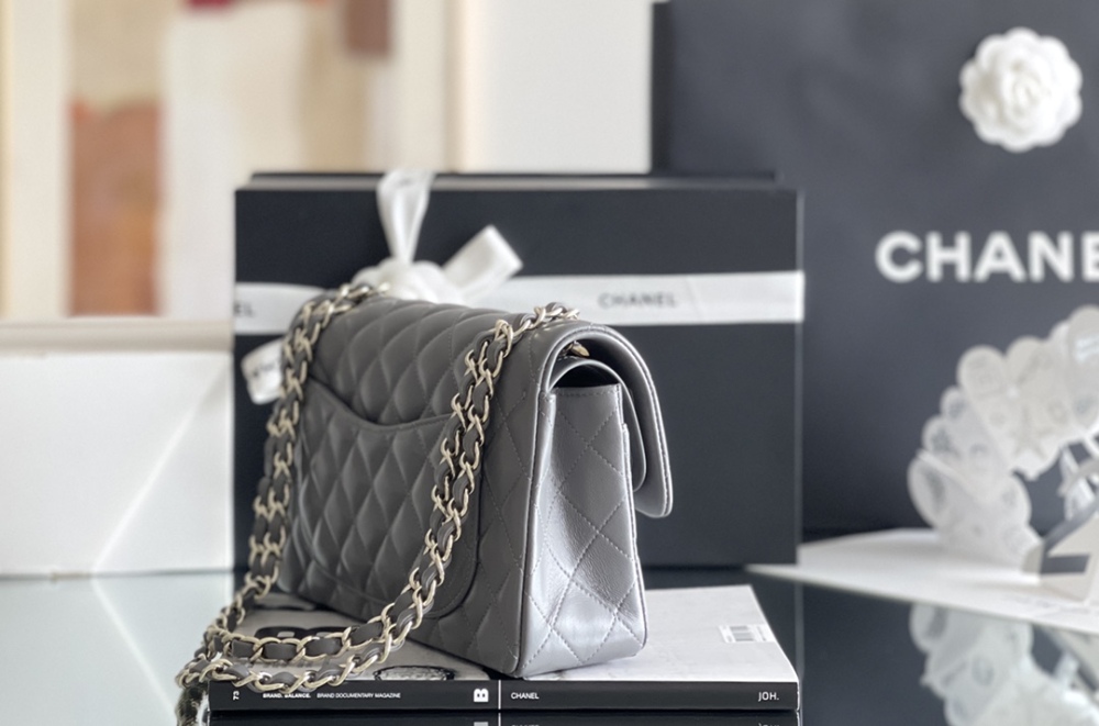Chanel 𝘾𝙡𝙖𝙨𝙨𝙞𝙘 𝙁𝙡𝙖𝙥 bag 23cm Mirror Boutique
