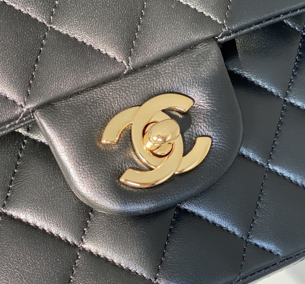 Chanel 𝘾𝙡𝙖𝙨𝙨𝙞𝙘 𝙁𝙡𝙖𝙥 bag 23cm Mirror Boutique