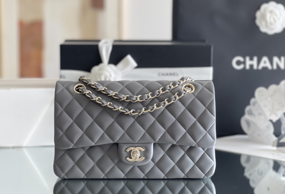 Chanel 𝘾𝙡𝙖𝙨𝙨𝙞𝙘 𝙁𝙡𝙖𝙥 bag MM 25cm Mirror Boutique
