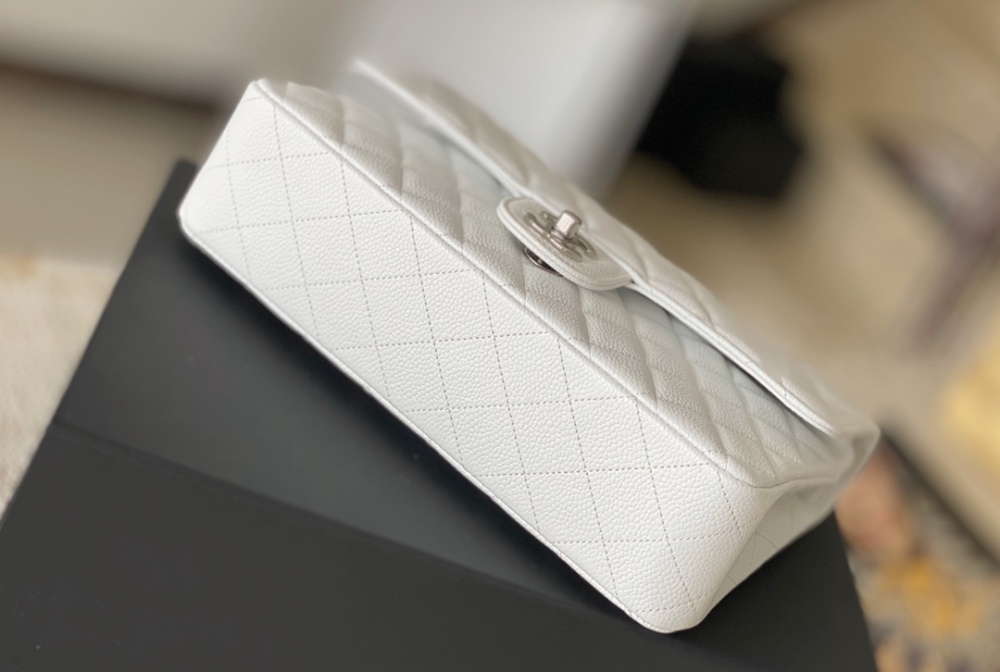 Chanel 𝘾𝙡𝙖𝙨𝙨𝙞𝙘 𝙁𝙡𝙖𝙥 bag MM 25cm Mirror Boutique